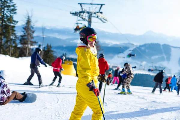 Mujer Traje Invierno Amarillo Montando Esquís Montañas Nevadas — Foto de Stock