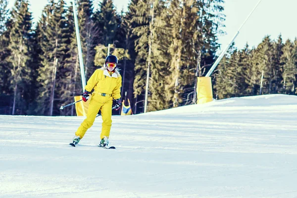 Kobieta Kombinezon Żółty Zimą Jazda Nartach Zaśnieżonych Górach — Zdjęcie stockowe