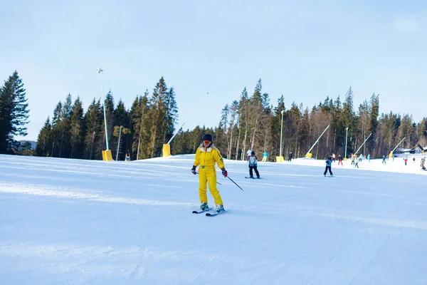 Kvinna Gula Vinter Overall Rider Skidor Snötäckta Berg — Stockfoto