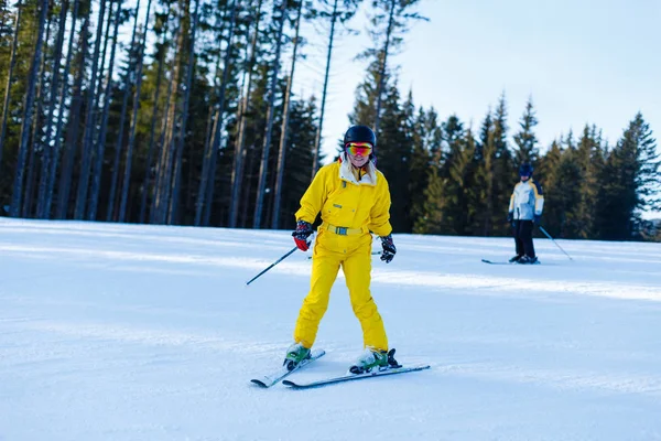 Femme Combinaison Hiver Jaune Skis Équitation Dans Les Montagnes Enneigées — Photo