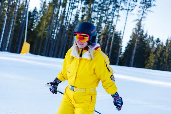 Frau Gelben Winteranzug Auf Skiern Verschneiten Bergen — Stockfoto