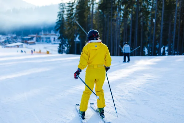 Mujer Traje Invierno Amarillo Montando Esquís Montañas Nevadas — Foto de Stock