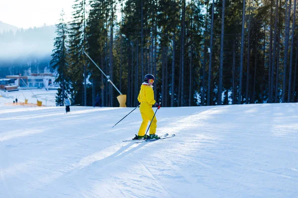 Mulher Macacão Inverno Amarelo Equitação Esquis Montanhas Nevadas — Fotografia de Stock