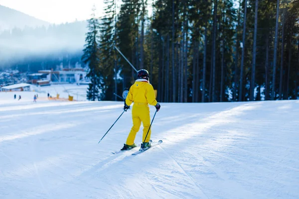 Vrouw Gele Winter Jumpsuit Rijden Ski Besneeuwde Bergen — Stockfoto