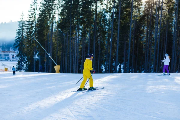 Γυναίκα Στο Κίτρινο Χειμερινή Ολόσωμη Φόρμα Ιππασία Σκι Στα Χιονισμένα — Φωτογραφία Αρχείου