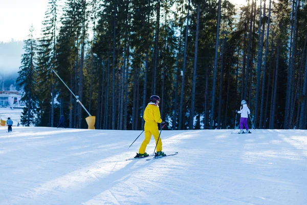 Kvinna Gula Vinter Overall Rider Skidor Snötäckta Berg — Stockfoto