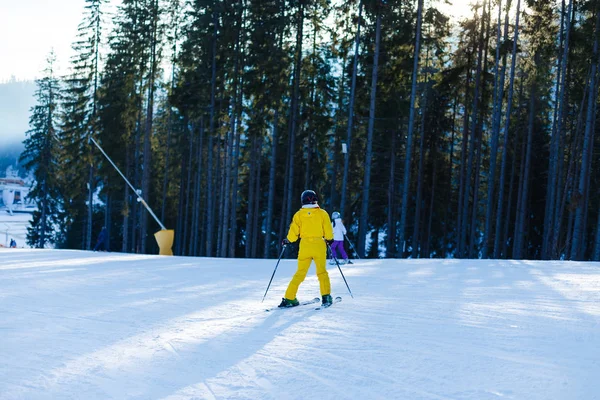 Mujer Traje Invierno Amarillo Montando Esquís Montañas Nevadas — Foto de Stock