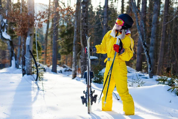 Mujer Joven Traje Amarillo Invierno Posando Con Esquís Bosque Nevado — Foto de Stock