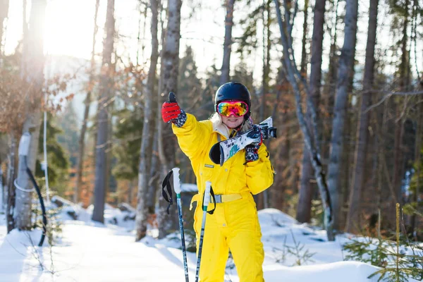 Junge Frau Wintergelben Kostüm Posiert Mit Skiern Verschneiten Wald — Stockfoto