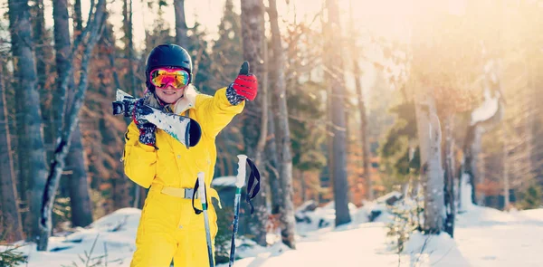 Молодая Женщина Зимнем Желтом Костюме Позирует Лыжами Заснеженном Лесу — стоковое фото