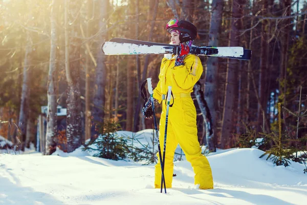 Mujer Joven Traje Amarillo Invierno Posando Con Esquís Bosque Nevado — Foto de Stock