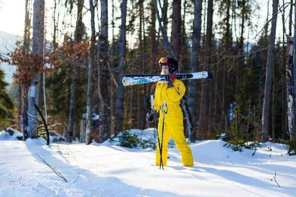 Jovem Mulher Inverno Traje Amarelo Posando Com Esquis Floresta Nevada — Fotografia de Stock