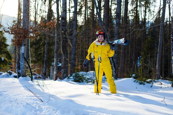 Jovem Mulher Inverno Traje Amarelo Posando Com Esquis Floresta Nevada — Fotografia de Stock