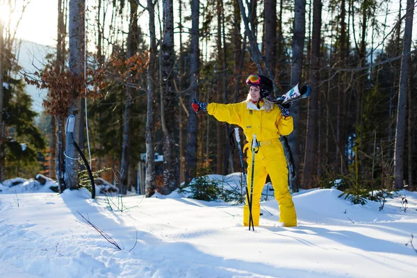 Mujer Joven Traje Amarillo Invierno Posando Con Esquís Bosque Nevado — Foto de Stock