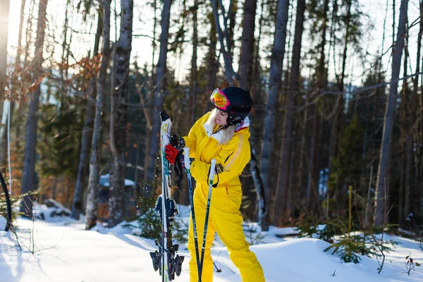 Jovem Mulher Inverno Traje Amarelo Posando Com Esquis Floresta Nevada — Fotografia de Stock
