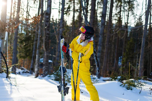 Mujer Joven Traje Amarillo Invierno Posando Con Esquís Bosque Nevado — Foto de Stock