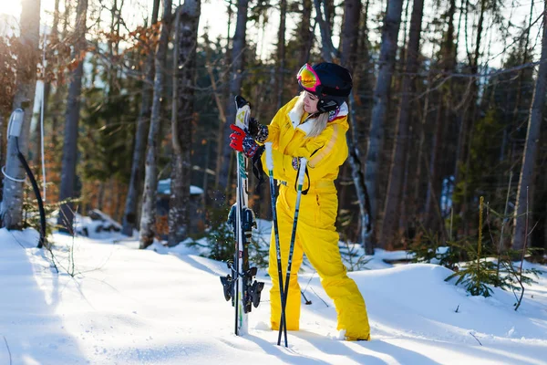 Młoda Kobieta Zima Żółty Kostium Pozowanie Nartami Śnieżnym Lesie — Zdjęcie stockowe