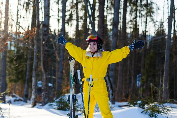 Jonge Vrouw Winter Geel Kostuum Poseren Met Ski Het Besneeuwde — Stockfoto