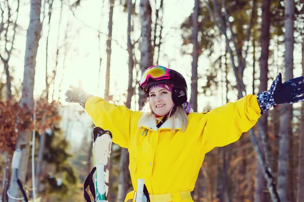 Jovem Mulher Inverno Traje Amarelo Posando Com Esquis Floresta Nevada — Fotografia de Stock