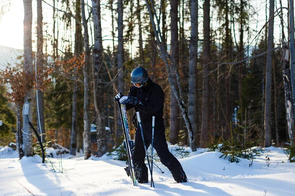 Счастливчик Черном Лыжном Костюме Отдыхает Белом Снегу — стоковое фото