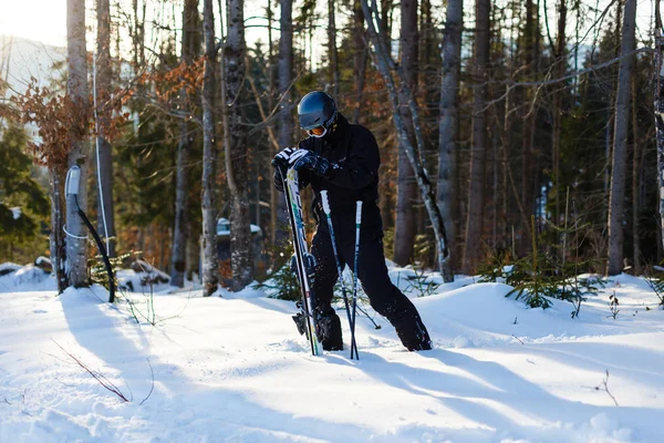 Homem Feliz Terno Esqui Preto Descansando Neve Branca — Fotografia de Stock