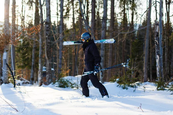 Glücklicher Mann Schwarzen Skianzug Ruht Auf Weißem Schnee — Stockfoto
