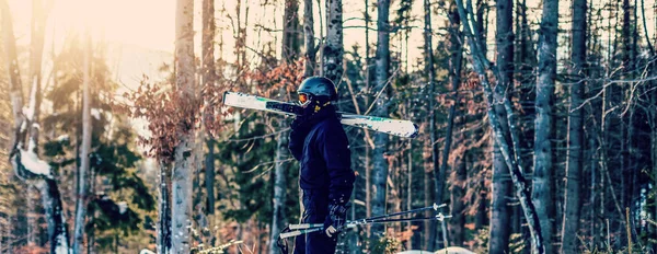 Homem Feliz Terno Esqui Preto Descansando Neve Branca — Fotografia de Stock