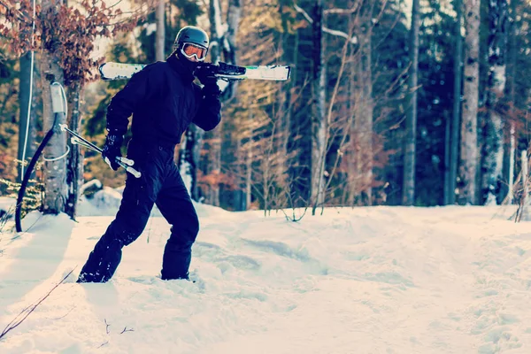 Homem Feliz Terno Esqui Preto Descansando Neve Branca — Fotografia de Stock