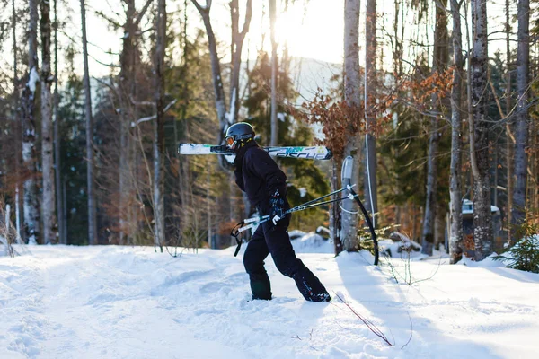 穿着黑色滑雪服的快乐男人躺在白雪上 — 图库照片