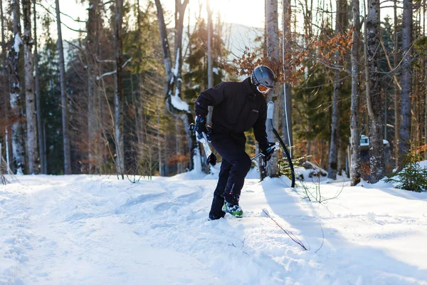 Homem Feliz Terno Esqui Preto Descansando Neve Branca — Fotografia de Stock