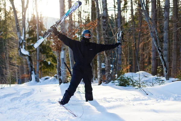 穿着黑色滑雪服的快乐男人躺在白雪上 — 图库照片