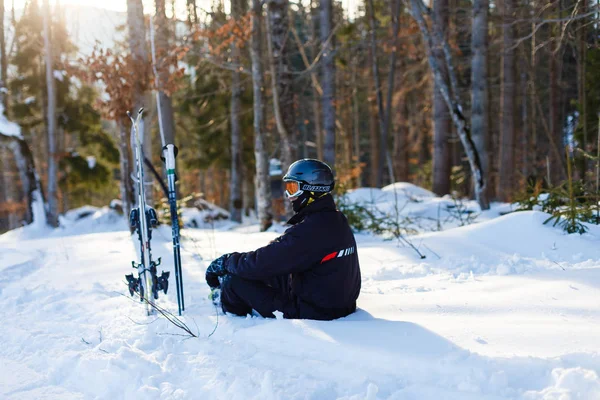 Homme Heureux Costume Ski Noir Reposant Sur Neige Blanche — Photo