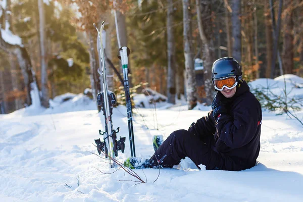 Homem Feliz Terno Esqui Preto Descansando Neve Branca — Fotografia de Stock