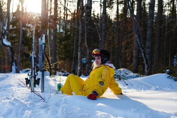 Mulher Feliz Terno Esqui Amarelo Descansando Neve Branca — Fotografia de Stock