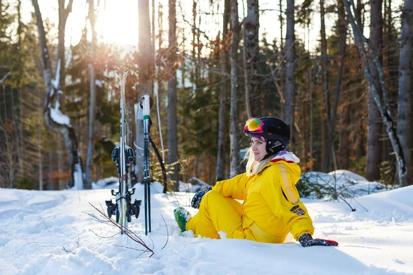 Mulher Feliz Terno Esqui Amarelo Descansando Neve Branca — Fotografia de Stock