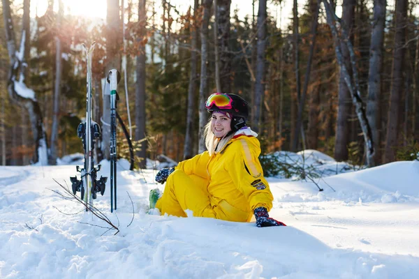 Glückliche Frau Gelben Skianzug Auf Weißem Schnee — Stockfoto
