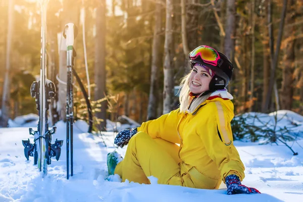 Mulher Feliz Terno Esqui Amarelo Descansando Neve Branca — Fotografia de Stock