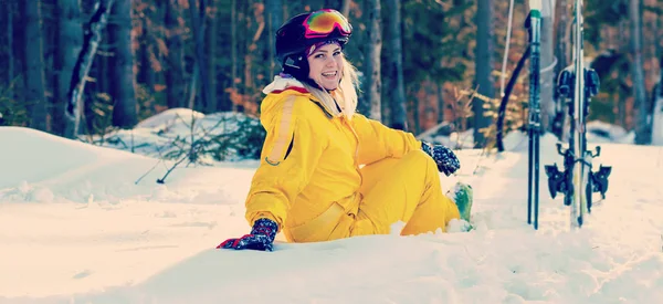 Gelukkige Vrouw Gele Skiën Pak Rusten Witte Sneeuw — Stockfoto