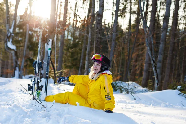 Щаслива Жінка Жовтому Лижному Костюмі Відпочиває Білому Снігу — стокове фото