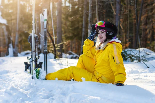 Счастливая Женщина Желтом Лыжном Костюме Отдыхает Белом Снегу — стоковое фото