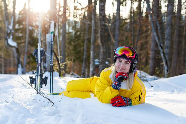 Mujer Feliz Traje Esquí Amarillo Descansando Sobre Nieve Blanca — Foto de Stock