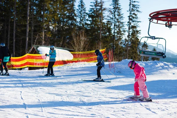 2017 Bukovel Ουκρανία Άνθρωποι Στο Χιονοδρομικό Κέντρο Bukovel Στα Καρπάθια — Φωτογραφία Αρχείου