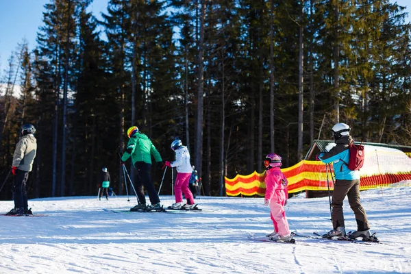 2017 Bukovel Ukraina Personer Skidorten Bukovel Karpaterna — Stockfoto