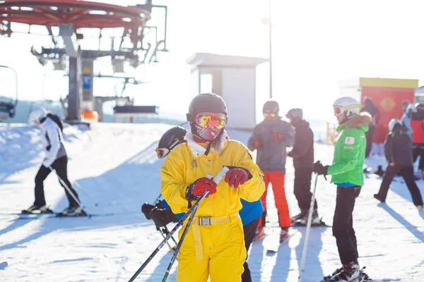 Frau Gelben Winteranzug Auf Skiern Verschneiten Bergen — Stockfoto