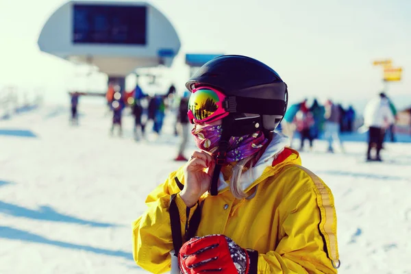 雪山でスキーに乗って黄色冬ジャンプ スーツの女性 — ストック写真