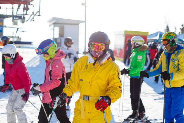 Kvinna Gula Vinter Overall Rider Skidor Snötäckta Berg — Stockfoto