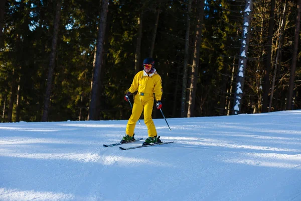 Женщина Жёлтом Зимнем Комбинезоне Катается Лыжах Снежных Горах — стоковое фото