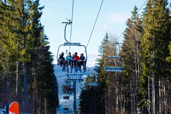 2017 Bukovel Ukrajina Lyžařský Vlek Horách — Stock fotografie