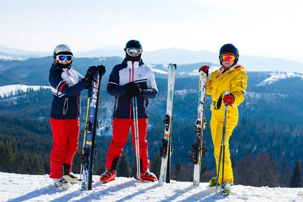 Group Friends Skier Uniform Having Fun Edge Cliff — Stock Photo, Image