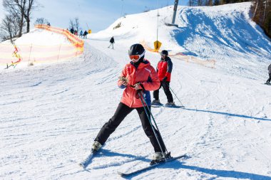 Karpatlar, Bukovel, Ukrayna. 28 Ocak 2017. Dağlarda kayak merkezi..